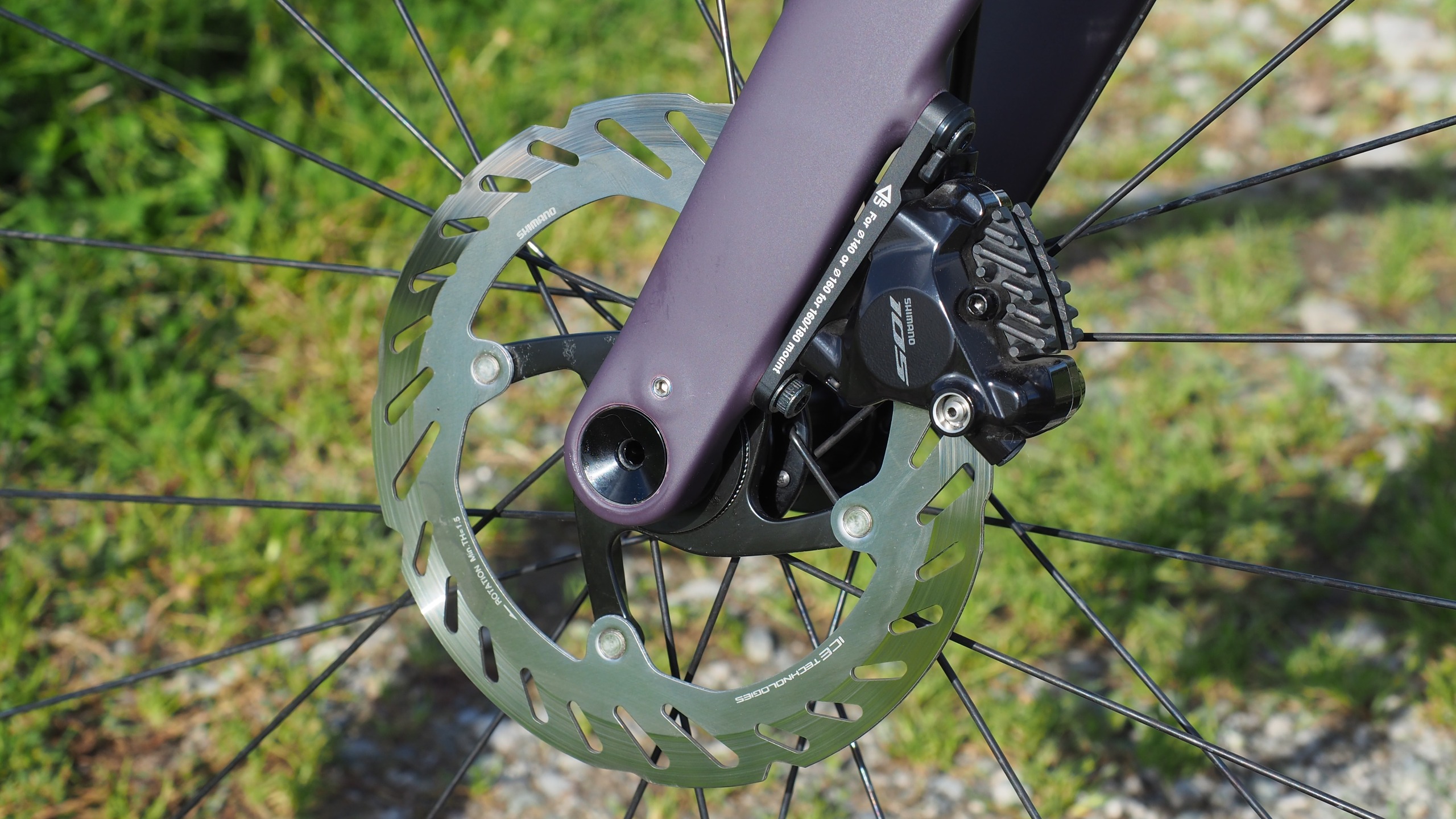 Étriers de frein Shimano 105 sur Trek Domane SL 5 Gen 5