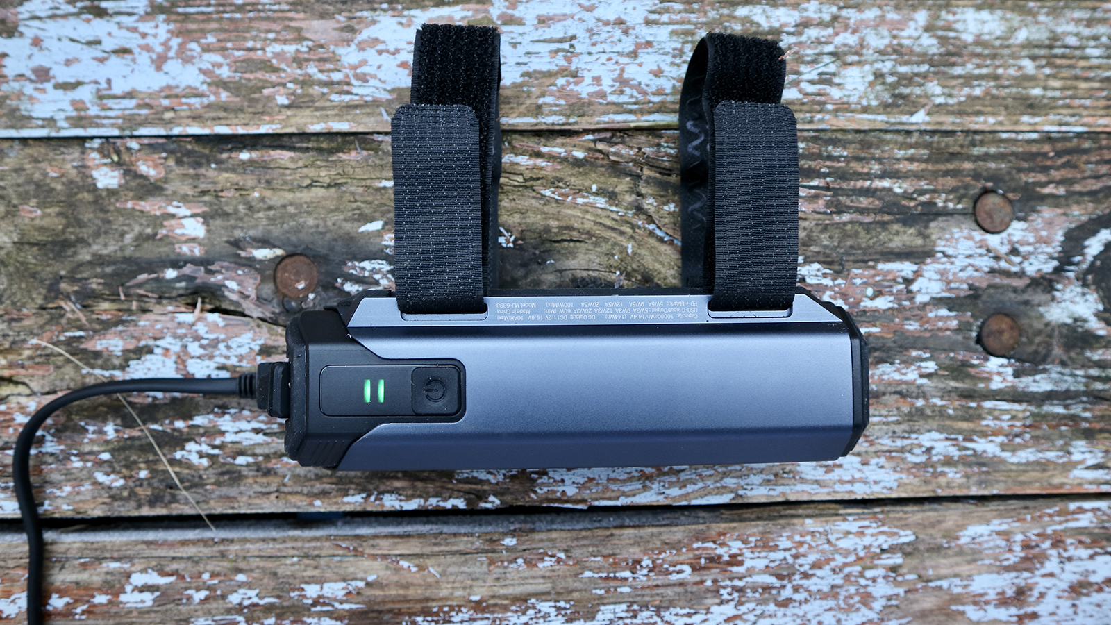 Batterie d'éclairage de vélo sur panneaux en bois