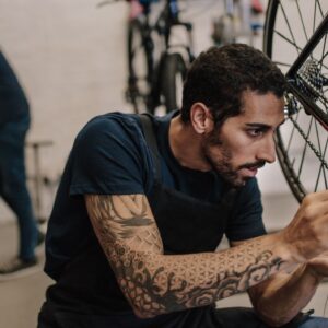 « Les gens viennent dans les magasins pour 90 % des réparations de vélos » : l'industrie a actuellement besoin de 45 000 mécaniciens de cycles, et c'est un travail qui est à l'épreuve de l'IA.