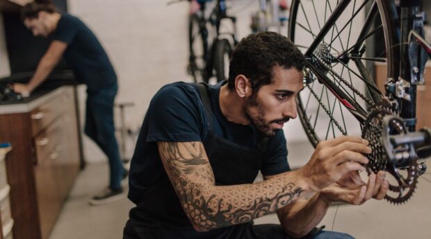 « Les gens viennent dans les magasins pour 90 % des réparations de vélos » : l'industrie a actuellement besoin de 45 000 mécaniciens de cycles, et c'est un travail qui est à l'épreuve de l'IA.