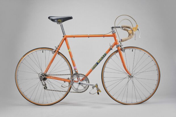 Un vélo de l'équipe Eddy Merckx utilisé au service du grand homme