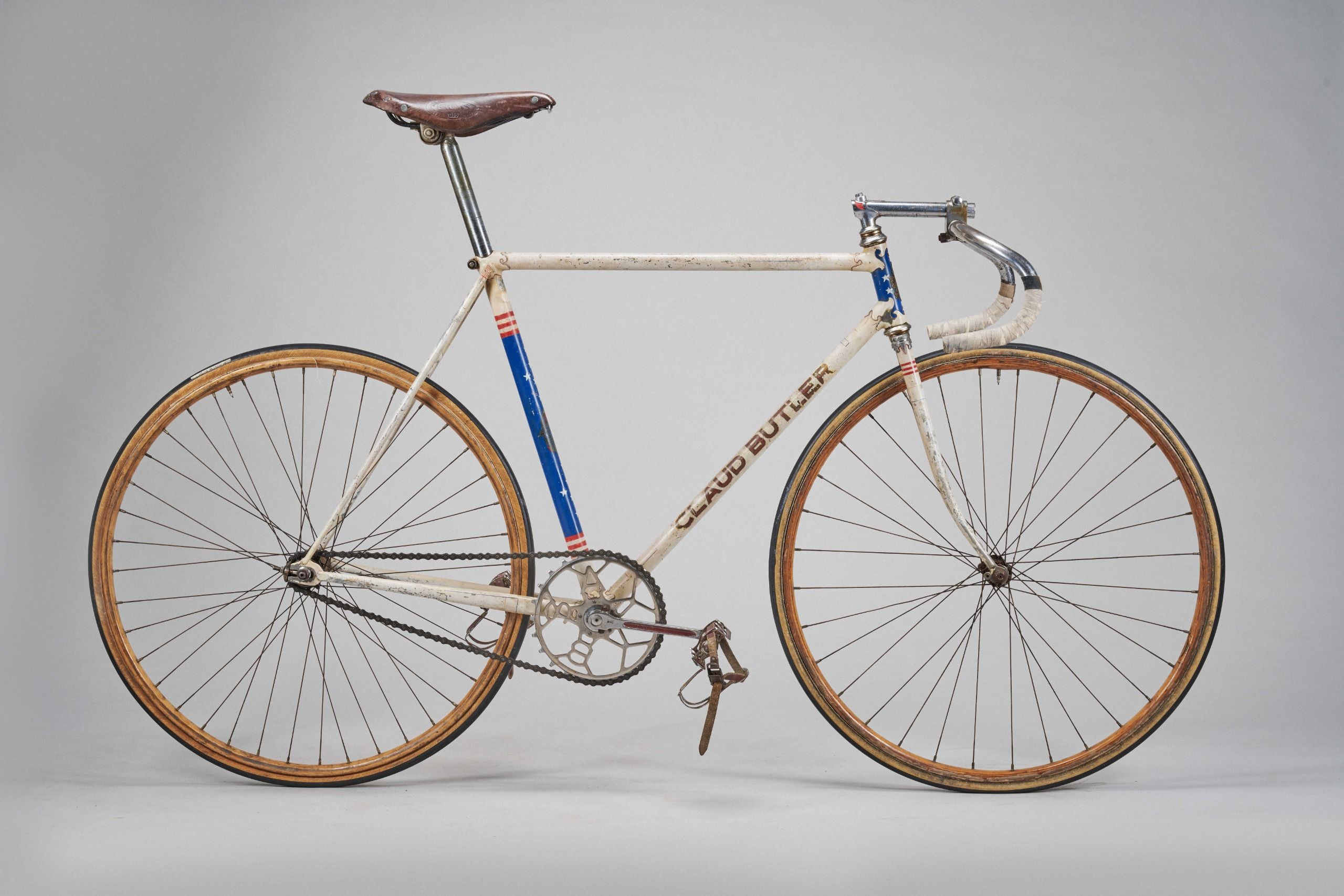 Un vélo de piste de construction britannique datant des années 1940 qui semble conçu sur mesure pour un Américain pionnier