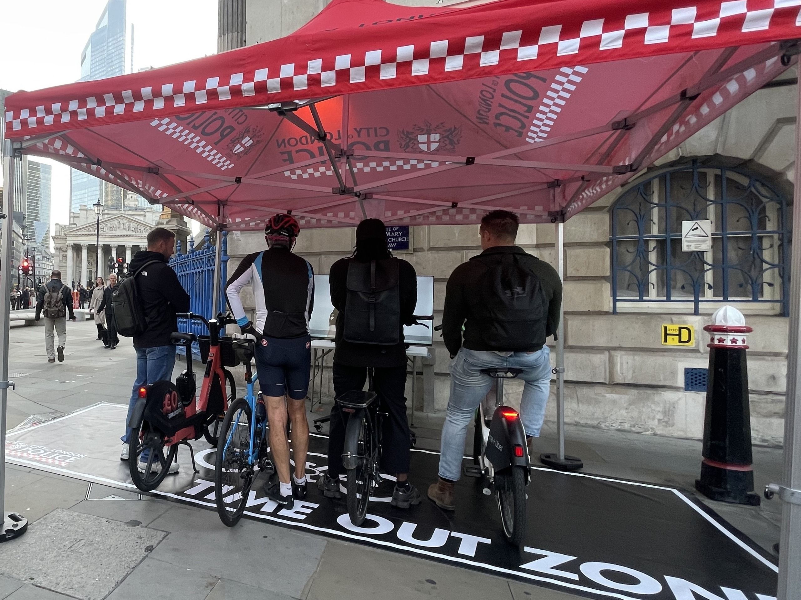 J'ai regardé la vidéo montrée par la police de Londres aux cyclistes qui enfreignent les règles, et je ne passerai plus jamais un feu rouge