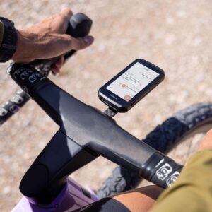 Garmin abandonne discrètement l'ordinateur de vélo le plus cher du marché : l'Edge 1060 est doté d'un nouveau microphone et d'un haut-parleur intégrés pour la commande vocale.