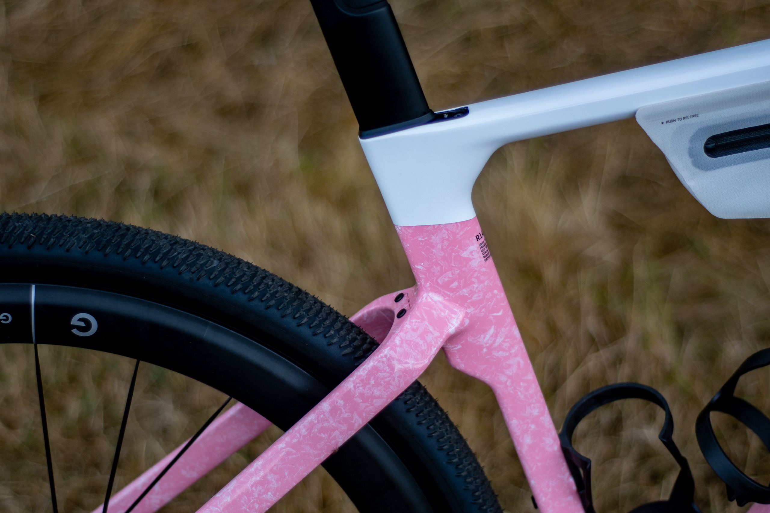 Un Canyon Grail CF SLX 8 dans le style 'strawberry shake' couleur