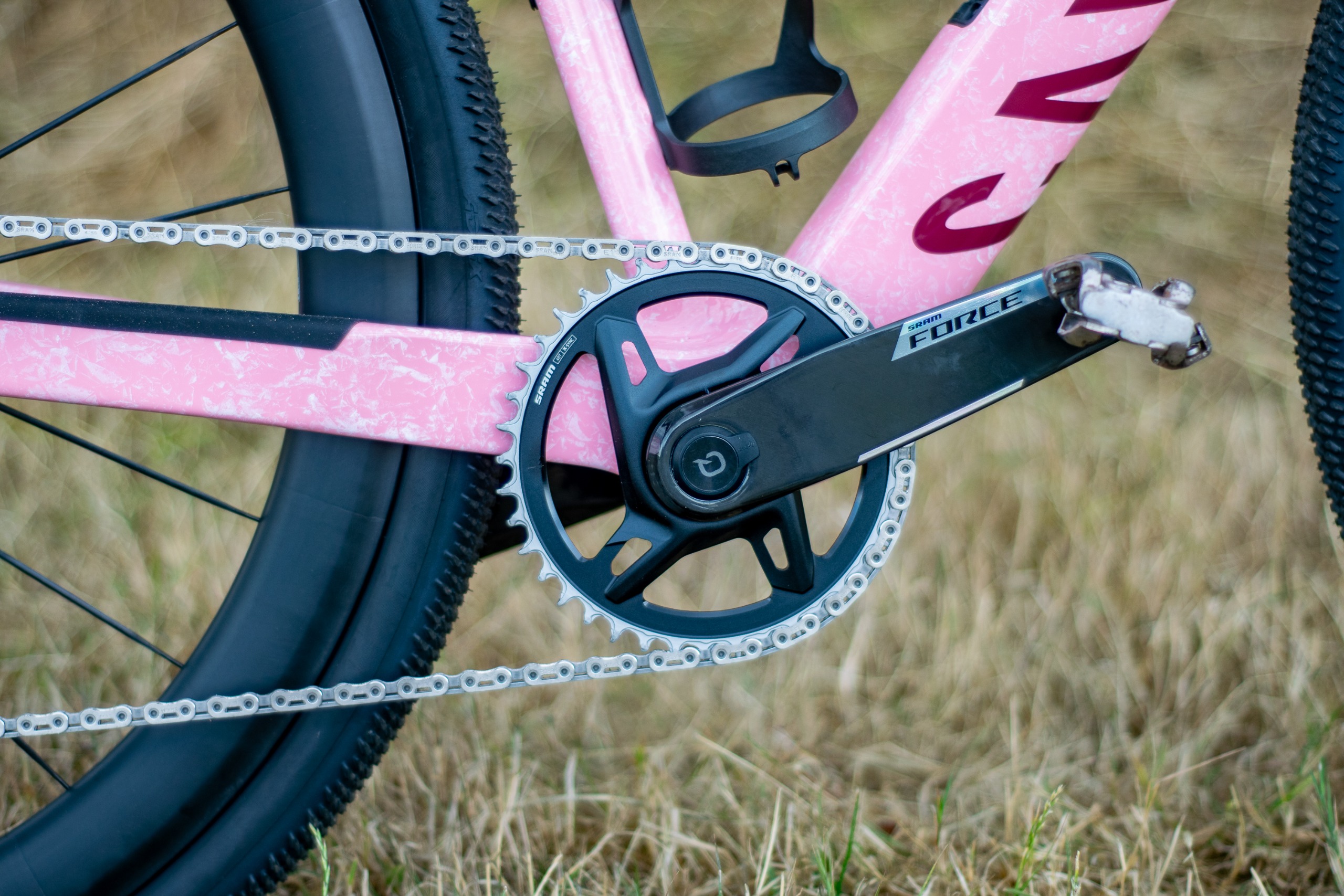 Un Canyon Grail CF SLX 8 dans le style 'strawberry shake' couleur