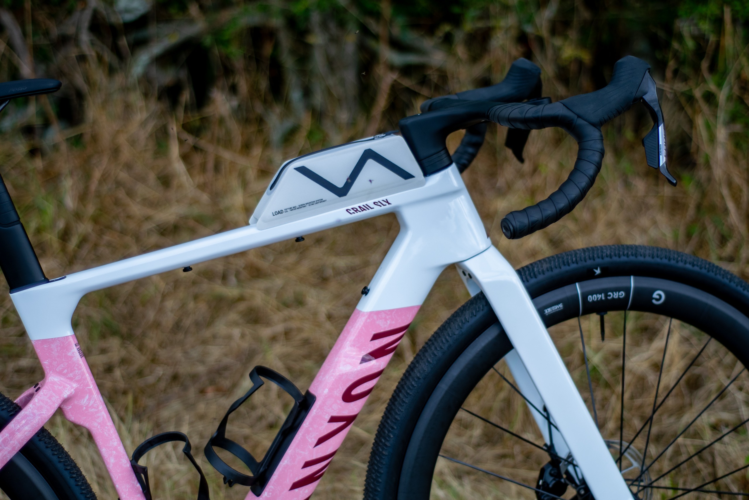 Un Canyon Grail CF SLX 8 dans le style 'strawberry shake' couleur