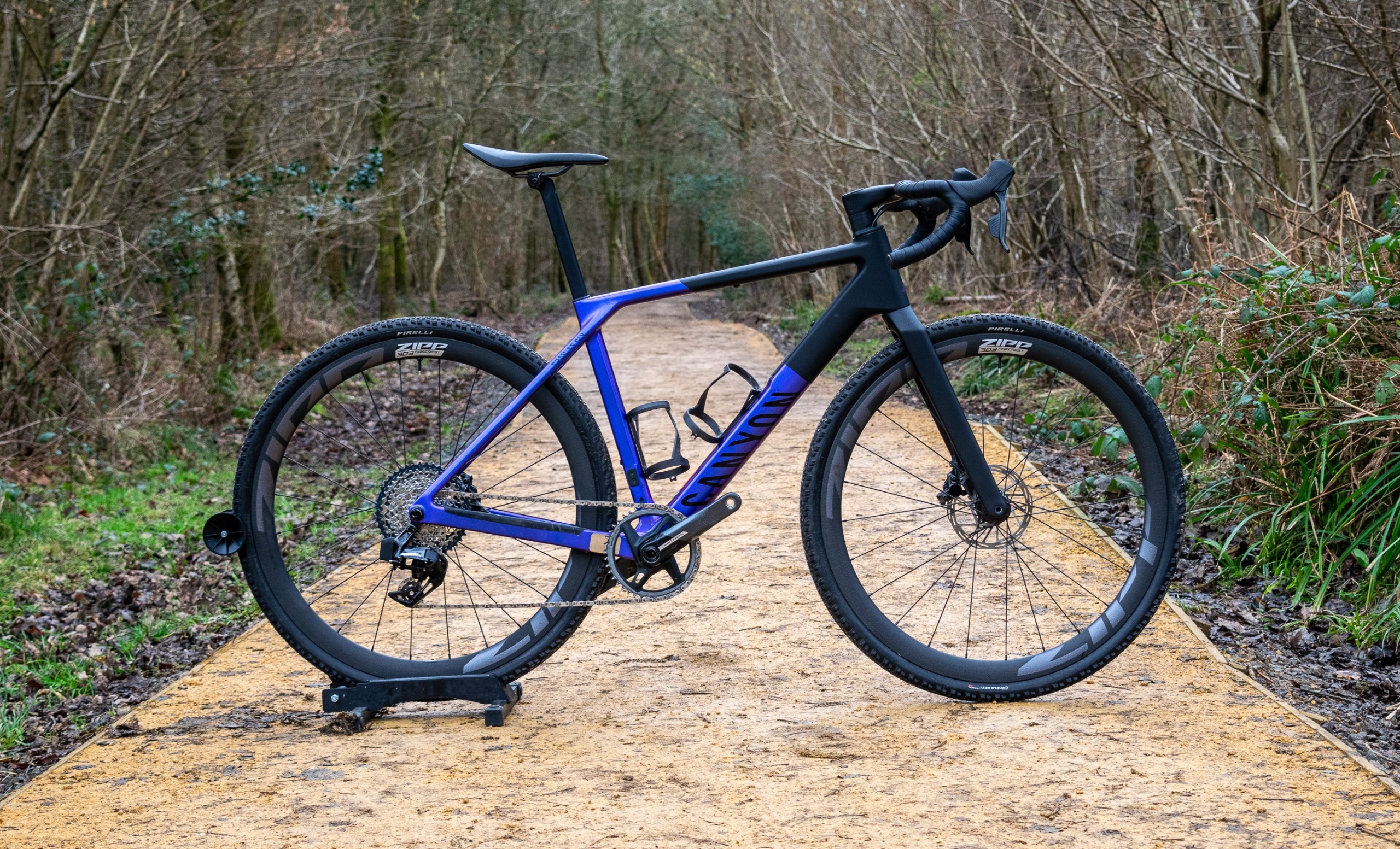 Un Canyon Grail CF SLX de 2e génération dans certains bois