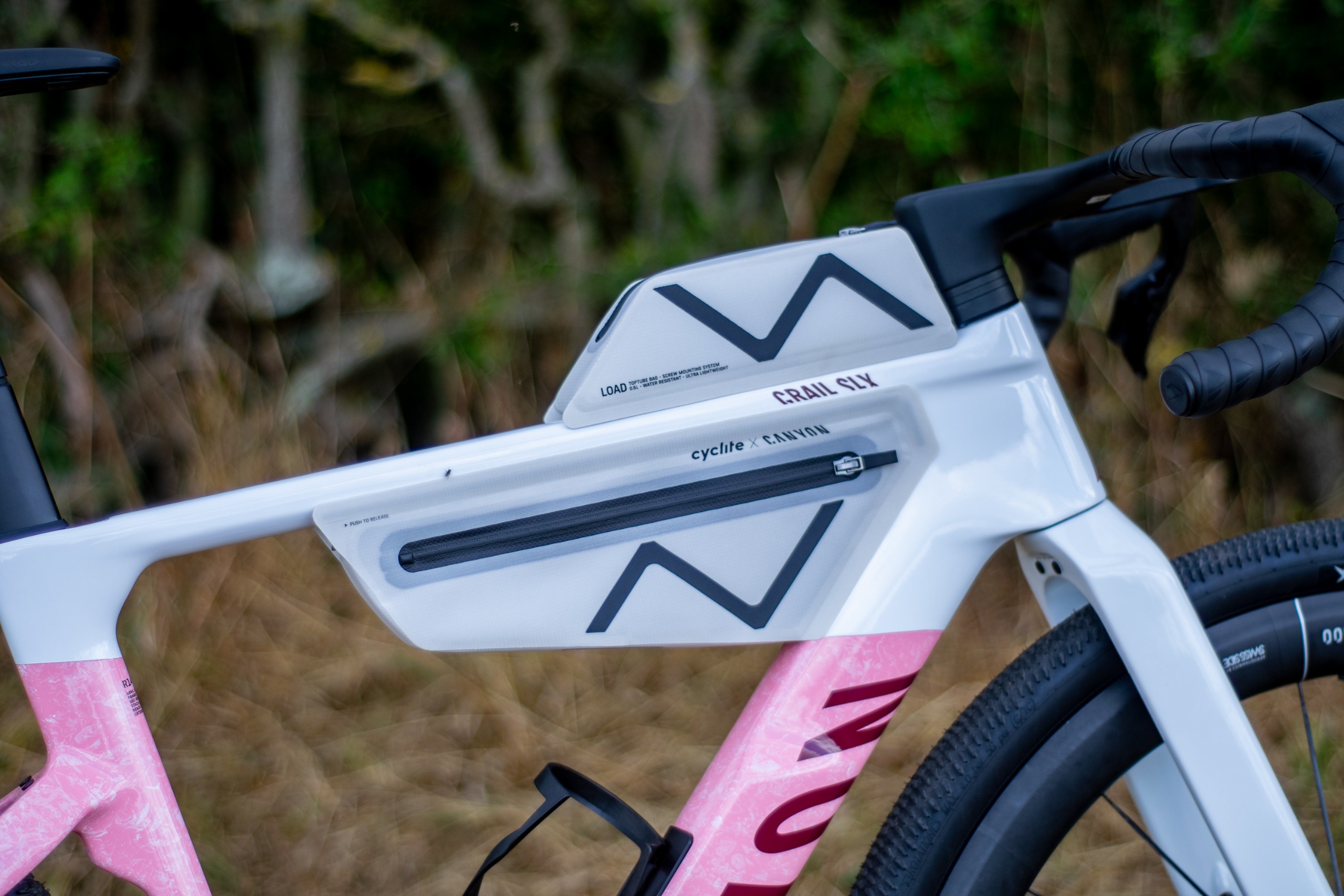 Un Canyon Grail CF SLX 8 dans le style 'strawberry shake' couleur