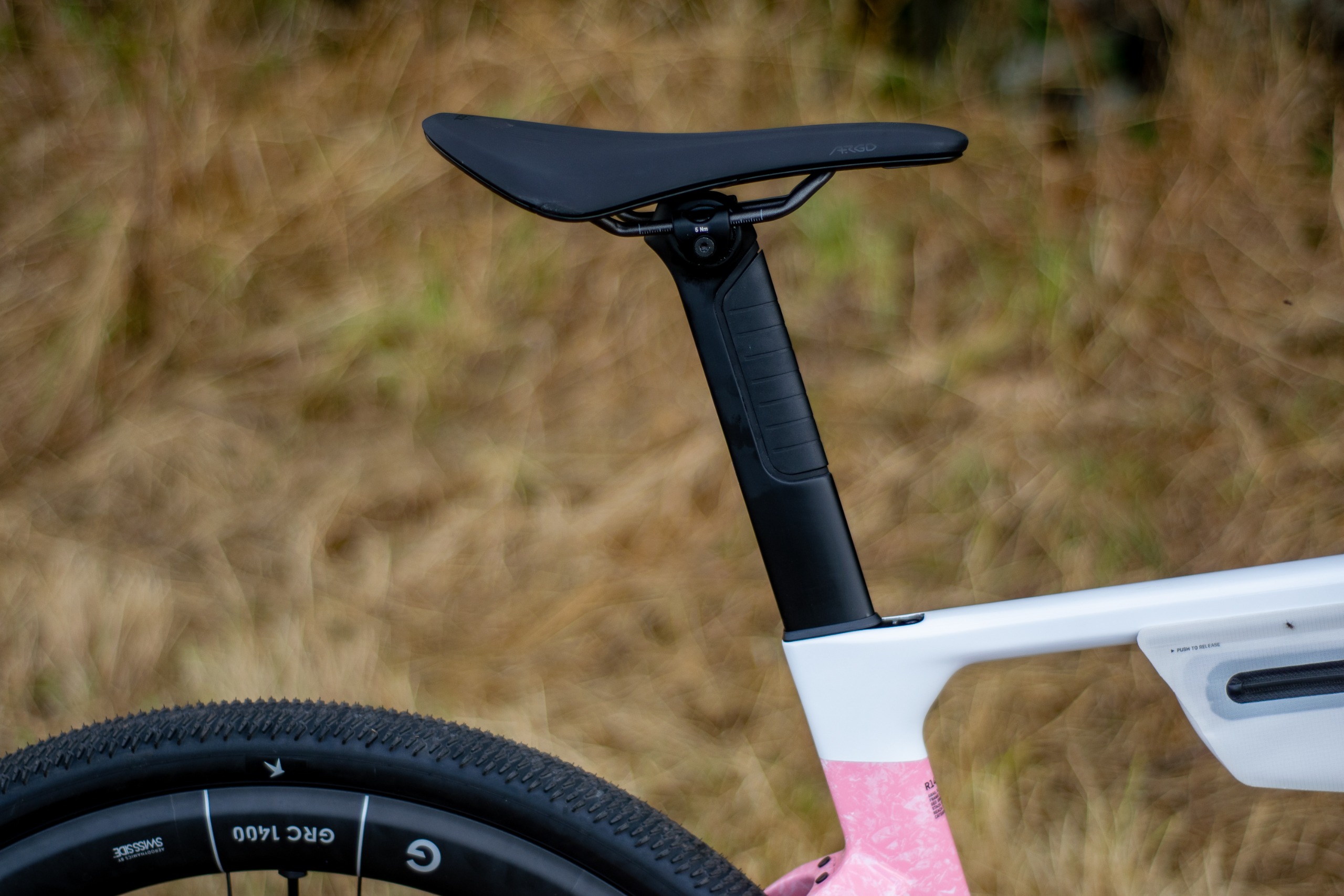 Un Canyon Grail CF SLX 8 dans le style 'strawberry shake' couleur