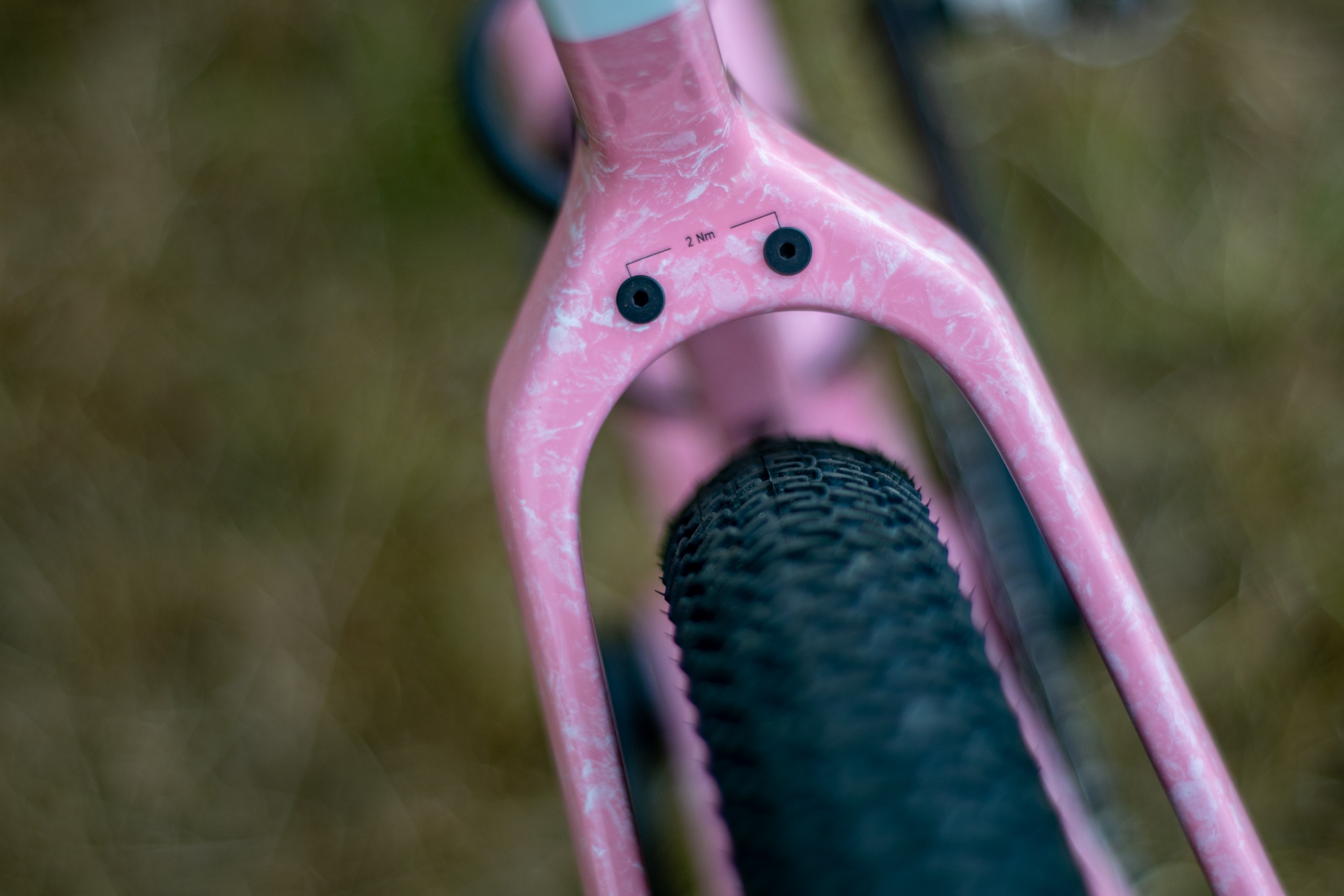 Un Canyon Grail CF SLX 8 dans le style 'strawberry shake' couleur