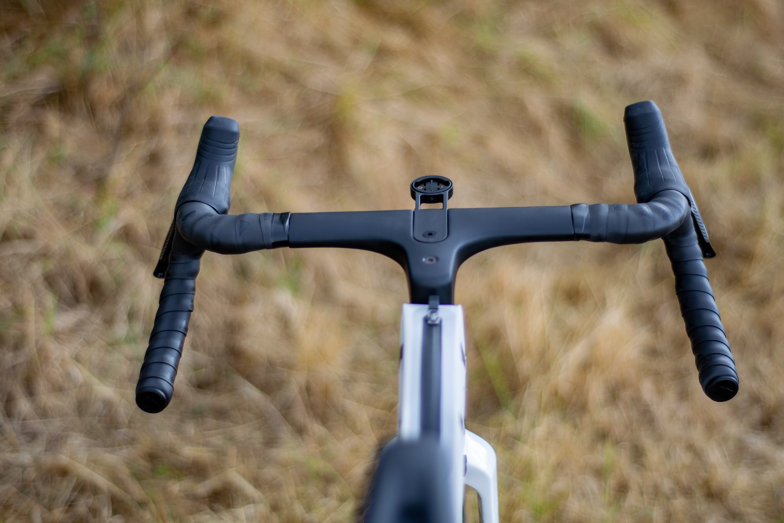 Un Canyon Grail CF SLX 8 dans le style 'strawberry shake' couleur