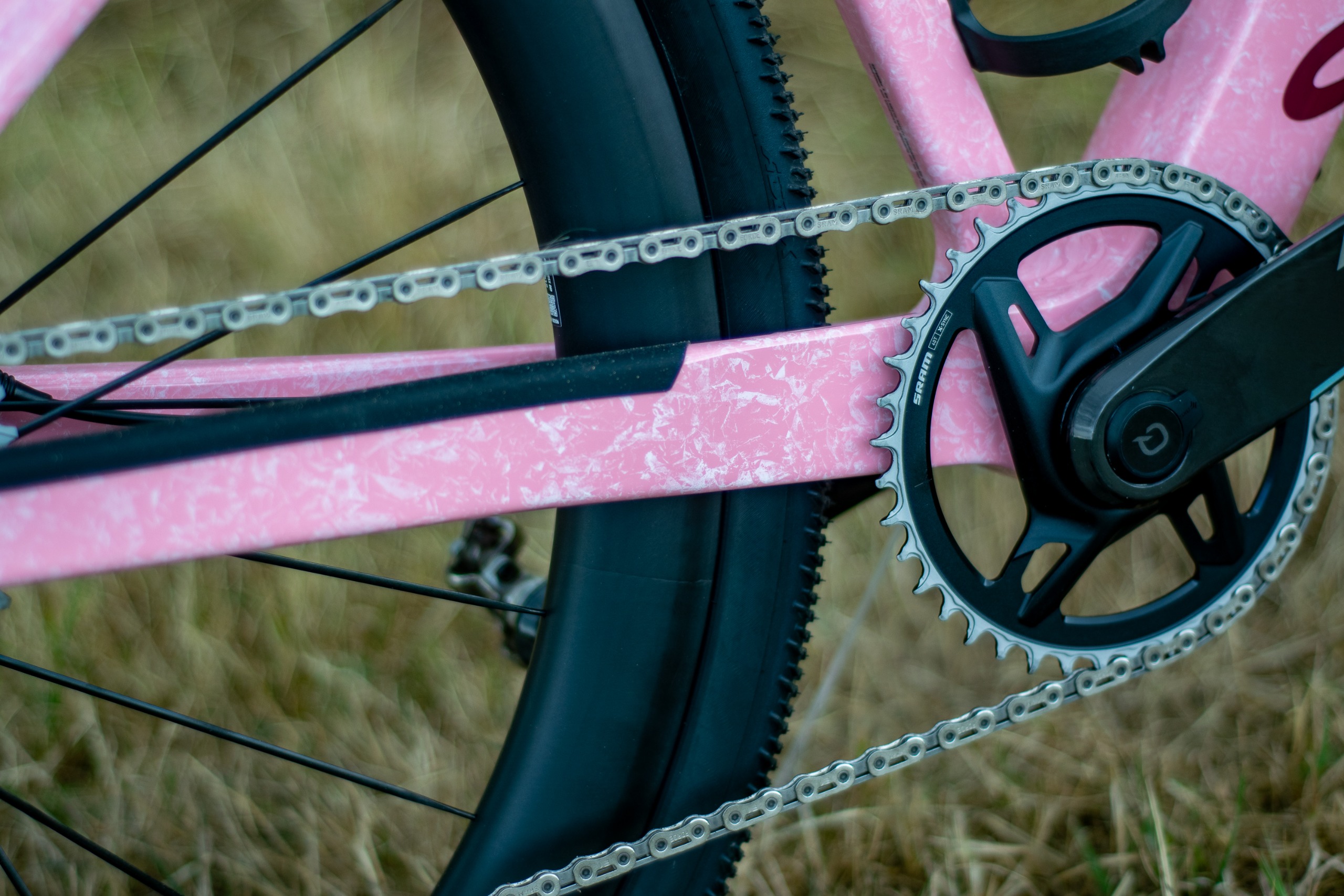 Un Canyon Grail CF SLX 8 dans le style 'strawberry shake' couleur