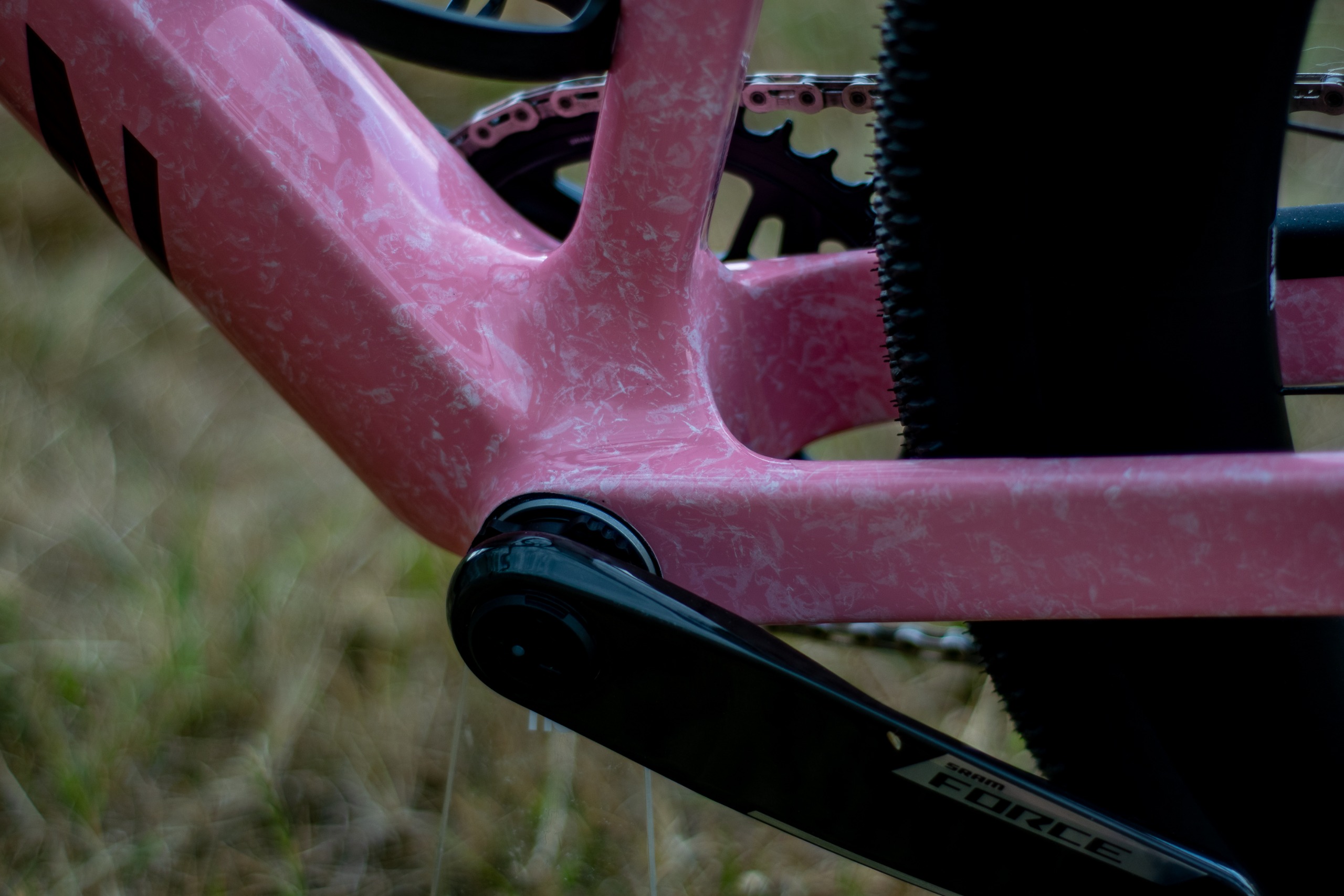 Un Canyon Grail CF SLX 8 dans le style 'strawberry shake' couleur