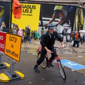 « Les cyclistes ont besoin de toute urgence d'itinéraires alternatifs sûrs » : la piétonisation d'Oxford Street est saluée par les militants, mais une infrastructure cyclable est exigée