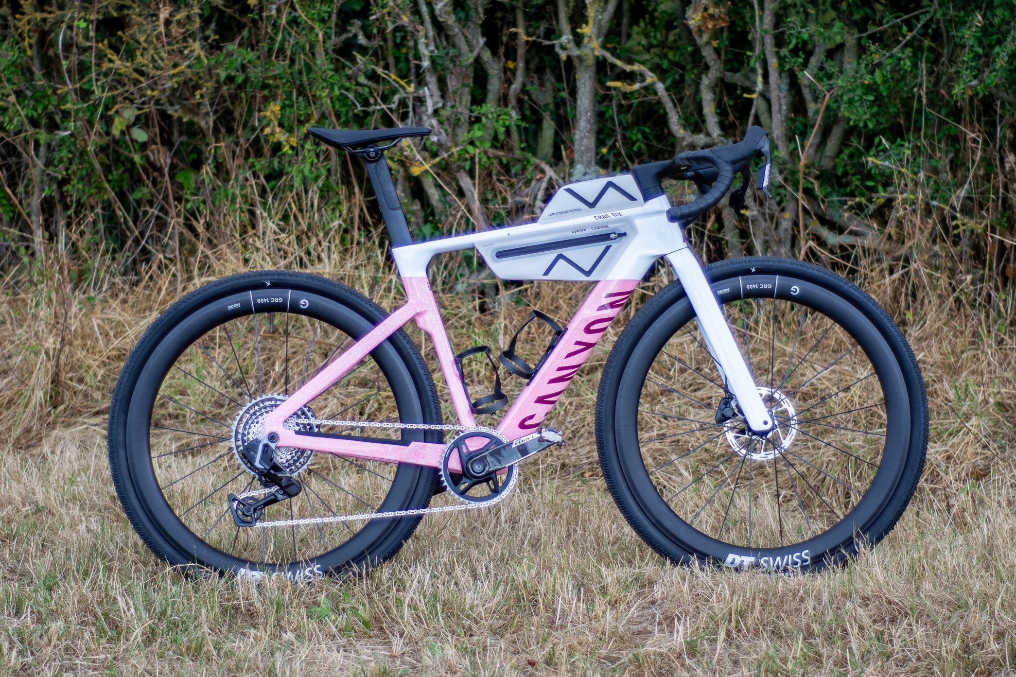 Un Canyon Grail CF SLX dans un champ