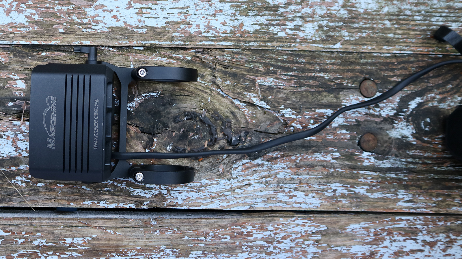 Vue de dessus du feu de vélo et du câble sur des panneaux en bois